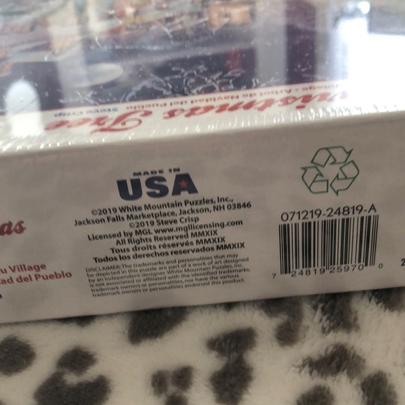 White Mountain 1000 Piece Puzzle Village Christmas Tree Steve Crisp - Picture 4 of 5